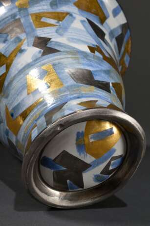 Moderne Keramik Vase mit geometrisch abstrahierter Bemalung in Blau, Gold und Silber, sign. Kirsten Jepsen, um 2000, H. 20cm, Ø 24,5cm - photo 4