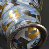 Moderne Keramik Vase mit geometrisch abstrahierter Bemalung in Blau, Gold und Silber, sign. Kirsten Jepsen, um 2000, H. 20cm, Ø 24,5cm - photo 4