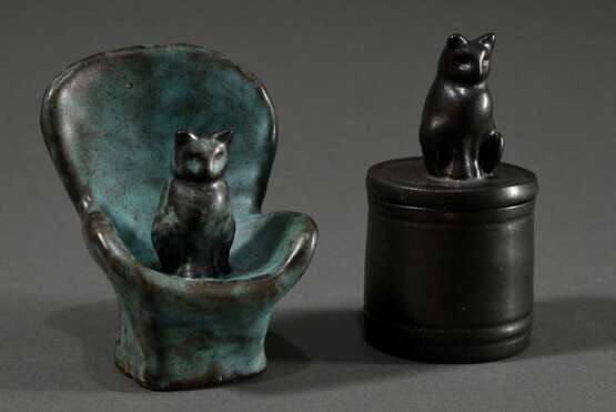 2 Diverse Teile Maetzel, Monika (1919-2010) Studiokeramiken: Deckeldose mit plastischem Griff "Katze", braun glasiert (H. 10,5cm, Ø 5,5cm) und "Katze auf Sessel sitzend", braun-türkis glasiert (H. 9cm… - photo 1