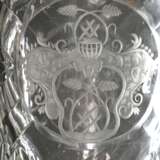 Großer Barock Glas Pokal mit facettiertem Schaft und Goldrand sowie eingeschliffenem Wappen "Gekreuzte Ähren und Schwerter" unter Ritterhelm mit Geschrei, verso: Monogramm "PP" in Schildform unter Ank… - photo 3