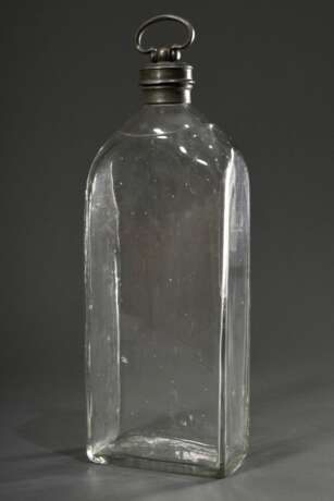 Große eckige in die Form geblasene Glas Flasche mit Zinn Schraubverschluss und Ringhenkel, 18./19.Jh., H. 45cm - photo 1