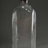 Große eckige in die Form geblasene Glas Flasche mit Zinn Schraubverschluss und Ringhenkel, 18./19.Jh., H. 45cm - photo 1