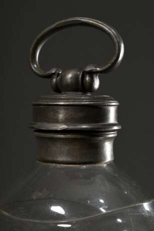 Große eckige in die Form geblasene Glas Flasche mit Zinn Schraubverschluss und Ringhenkel, 18./19.Jh., H. 45cm - photo 2