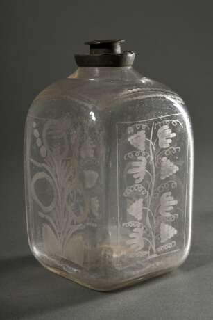 Kleine eckige Glas Flasche mit floralem Schliff "Ranken" und Zinn Schraubverschluss, Abriss im Boden, Ende 18.Jh., H. 13,5cm, Verschluss defekt - photo 1