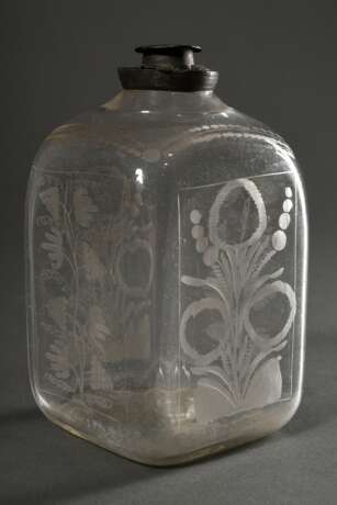 Kleine eckige Glas Flasche mit floralem Schliff "Ranken" und Zinn Schraubverschluss, Abriss im Boden, Ende 18.Jh., H. 13,5cm, Verschluss defekt - Foto 2