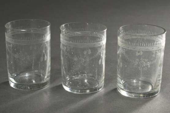 4 Diverse Teile Empire Glas mit floralem Schliffdekor "Girlanden": glockenförmige Karaffe mit Stöpsel und Abriss im Boden sowie 3 kleine Bechergläser, H. 25,3/7cm, z.T. min. best. - photo 5