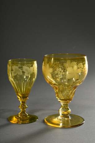 9 Teile gelbes Biedermeier Glas mit matt eingeschliffenem "Weinlaub" Dekor: 5 Kelche (H. 13cm), 3 Gläser mit Abriss im Boden (H. 12cm) und Karaffe (H. 28cm) - photo 6