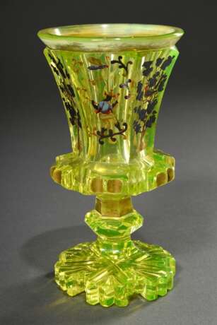 Facettierter Biedermeier Uranglas Pokal mit polychromer Emaillemalerei "Artisten, Vögel und Insekten" in Gold- und Silberranken, um 1840/1850, H. 15,5cm, Ø 8,5cm, partiell berieben, Fuß min. best. - фото 1