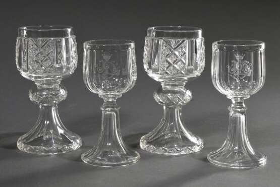 4 Diverse Biedermeier Gläser auf rundem Fuß, 2x mit ornamentalem Schliff, 2x mit Monogrammen, H. 14,5/15,5cm - Foto 1