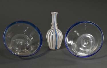 3 Diverse Teile rustikale Glas Satten mit blauem Rand (Ø 15,2cm) und kleine Karaffe in weiß-blau gestreiftem Glas (H. 15,5cm), Abriss im Boden, um 1900