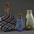 3 Diverse Teile Glas: Schmalzler Flasche mit rot-blau-weißen Fäden in Klarglas, Lithyalinglas Flasche und blauer Überfangglas Flakon mit geometrischem Schliff und Messing Deckel, H. 7-11,5cm, ein Deckel fehlt - Now at the auction