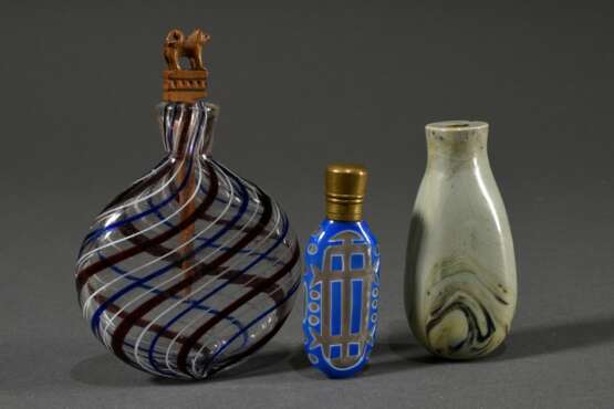 3 Diverse Teile Glas: Schmalzler Flasche mit rot-blau-weißen Fäden in Klarglas, Lithyalinglas Flasche und blauer Überfangglas Flakon mit geometrischem Schliff und Messing Deckel, H. 7-11,5cm, ein Deckel fehlt - Foto 1