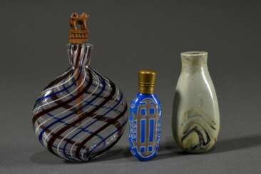 3 Diverse Teile Glas: Schmalzler Flasche mit rot-blau-weißen Fäden in Klarglas, Lithyalinglas Flasche und blauer Überfangglas Flakon mit geometrischem Schliff und Messing Deckel, H. 7-11,5cm, ein Deckel fehlt