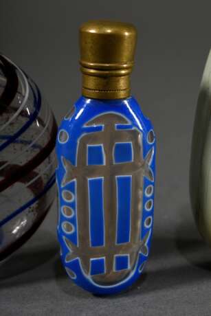 3 Diverse Teile Glas: Schmalzler Flasche mit rot-blau-weißen Fäden in Klarglas, Lithyalinglas Flasche und blauer Überfangglas Flakon mit geometrischem Schliff und Messing Deckel, H. 7-11,5cm, ein Deckel fehlt - Foto 4