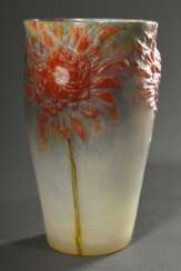 Argy-Rousseau, Gabriel (1885-1953) Vase ''Chrysantheme'', Pâte de verre in Grau, Grün, Orangerot und Weiß, formgeschmolzen, auf der Wandung kräftig reliefierte Chrysanthemenblüten, mittig vertieft formgeschmolzen bez.: &…