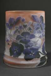 Gallé Vase in zylindrischer Form mit &quot;Hortensien&quot; Dekor in blau-grünem Überfangglas auf milchig-rosé Glas, sign. 1928-1936, H. 13,5cm, Ø 11cm, Boden ausgeschliffen, Kratzer