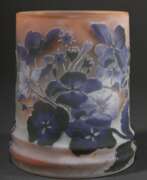 Изделия из стекла. Gallé Vase in zylindrischer Form mit &quot;Hortensien&quot; Dekor in blau-grünem Überfangglas auf milchig-rosé Glas, sign. 1928-1936, H. 13,5cm, Ø 11cm, Boden ausgeschliffen, Kratzer