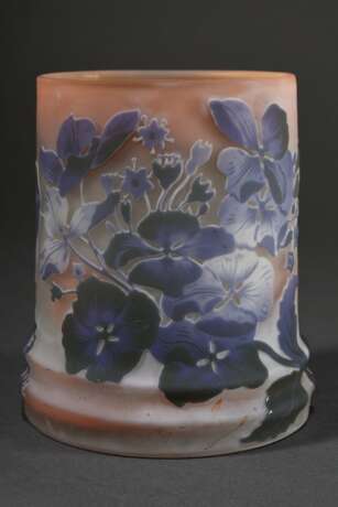 Gallé Vase in zylindrischer Form mit "Hortensien" Dekor in blau-grünem Überfangglas auf milchig-rosé Glas, sign. 1928-1936, H. 13,5cm, Ø 11cm, Boden ausgeschliffen, Kratzer - photo 1