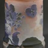 Gallé Vase in zylindrischer Form mit "Hortensien" Dekor in blau-grünem Überfangglas auf milchig-rosé Glas, sign. 1928-1936, H. 13,5cm, Ø 11cm, Boden ausgeschliffen, Kratzer - photo 3