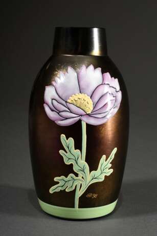 Jugendstil Vase in ovoider Form mit kurzem Hals, Emaillebemalung "Blume" in seladongrün und zartviolett auf irisierendem Glas, sign.: BK, Boden sign.: v. Poschinger, num.: 150/112, um 1910, H. 17cm - photo 1