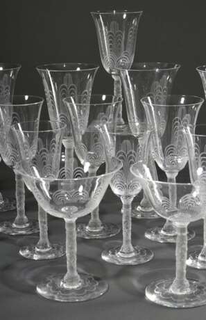 24 Teile Baccarat Kristall "Les Jets d'Eau" Gläsersatz mit geätztem Fontänen Dekor auf der Kuppa, gegossenem Blüten Stiel und Wellen auf dem Fuß, Entw.: Georges Chevalier 1925 für den Pavillon Baccarat-Christof… - photo 1