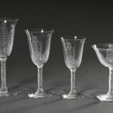 24 Teile Baccarat Kristall "Les Jets d'Eau" Gläsersatz mit geätztem Fontänen Dekor auf der Kuppa, gegossenem Blüten Stiel und Wellen auf dem Fuß, Entw.: Georges Chevalier 1925 für den Pavillon Baccarat-Christof… - photo 3