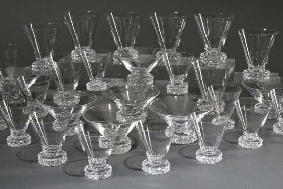 32 Midcentury Gläser mit konischer Kuppa über massivem Fuß im Steinelschliff, Cristallerie Baccarat (?), bestehend aus: 10 Wasser (H. 11cm), 7 Champagnerschalen (H. 6,5cm), 4 Sherry (H. 8cm) und 11 Schnaps (H. 8cm) - Foto 1