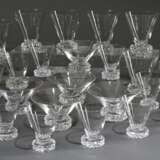 32 Midcentury Gläser mit konischer Kuppa über massivem Fuß im Steinelschliff, Cristallerie Baccarat (?), bestehend aus: 10 Wasser (H. 11cm), 7 Champagnerschalen (H. 6,5cm), 4 Sherry (H. 8cm) und 11 Schnaps (H. 8cm) - Foto 1