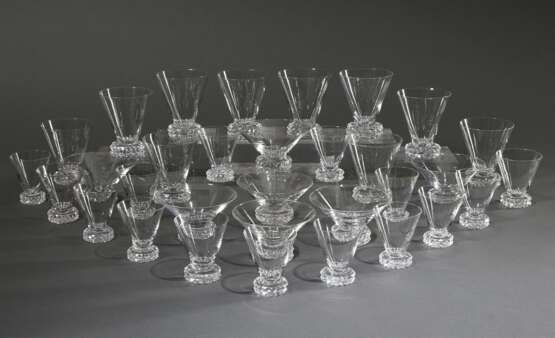 32 Midcentury Gläser mit konischer Kuppa über massivem Fuß im Steinelschliff, Cristallerie Baccarat (?), bestehend aus: 10 Wasser (H. 11cm), 7 Champagnerschalen (H. 6,5cm), 4 Sherry (H. 8cm) und 11 Schnaps (H. 8cm) - Foto 2