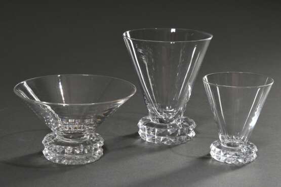 32 Midcentury Gläser mit konischer Kuppa über massivem Fuß im Steinelschliff, Cristallerie Baccarat (?), bestehend aus: 10 Wasser (H. 11cm), 7 Champagnerschalen (H. 6,5cm), 4 Sherry (H. 8cm) und 11 Schnaps (H. 8cm) - фото 3