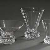 32 Midcentury Gläser mit konischer Kuppa über massivem Fuß im Steinelschliff, Cristallerie Baccarat (?), bestehend aus: 10 Wasser (H. 11cm), 7 Champagnerschalen (H. 6,5cm), 4 Sherry (H. 8cm) und 11 Schnaps (H. 8cm) - photo 3