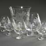 8 Diverse Teile Midcentury Glas mit fein geschliffenen Dekorationen: 6 Cognac Schwenker mit Sternzeichen "Schütze, Fische, Zwilling, Löwe, Krebs und Wassermann" (H. 11,8cm), Vase "Schützin" (H. 18,9cm… - фото 1