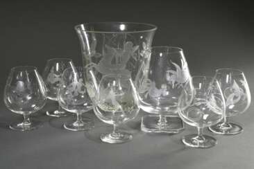 8 Diverse Teile Midcentury Glas mit fein geschliffenen Dekorationen: 6 Cognac Schwenker mit Sternzeichen &quot;Schütze, Fische, Zwilling, Löwe, Krebs und Wassermann&quot; (H. 11,8cm), Vase &quot;Schützin&quot; (H. 18,9cm…