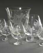 Overview. 8 Diverse Teile Midcentury Glas mit fein geschliffenen Dekorationen: 6 Cognac Schwenker mit Sternzeichen &quot;Schütze, Fische, Zwilling, Löwe, Krebs und Wassermann&quot; (H. 11,8cm), Vase &quot;Schützin&quot; (H. 18,9cm…