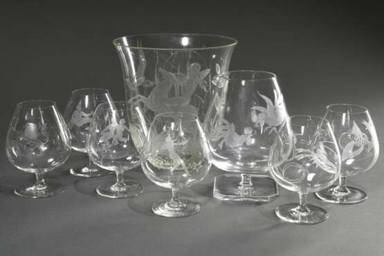 8 Diverse Teile Midcentury Glas mit fein geschliffenen Dekorationen: 6 Cognac Schwenker mit Sternzeichen "Schütze, Fische, Zwilling, Löwe, Krebs und Wassermann" (H. 11,8cm), Vase "Schützin" (H. 18,9cm… - фото 1