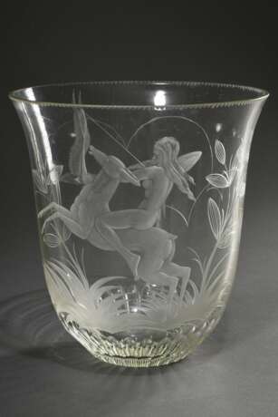 8 Diverse Teile Midcentury Glas mit fein geschliffenen Dekorationen: 6 Cognac Schwenker mit Sternzeichen "Schütze, Fische, Zwilling, Löwe, Krebs und Wassermann" (H. 11,8cm), Vase "Schützin" (H. 18,9cm… - фото 2