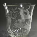 8 Diverse Teile Midcentury Glas mit fein geschliffenen Dekorationen: 6 Cognac Schwenker mit Sternzeichen "Schütze, Fische, Zwilling, Löwe, Krebs und Wassermann" (H. 11,8cm), Vase "Schützin" (H. 18,9cm… - фото 4