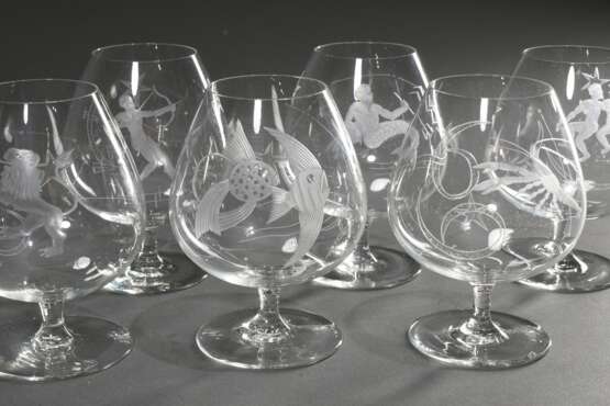 8 Diverse Teile Midcentury Glas mit fein geschliffenen Dekorationen: 6 Cognac Schwenker mit Sternzeichen "Schütze, Fische, Zwilling, Löwe, Krebs und Wassermann" (H. 11,8cm), Vase "Schützin" (H. 18,9cm… - фото 7