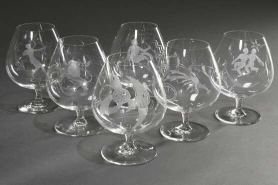 8 Diverse Teile Midcentury Glas mit fein geschliffenen Dekorationen: 6 Cognac Schwenker mit Sternzeichen "Schütze, Fische, Zwilling, Löwe, Krebs und Wassermann" (H. 11,8cm), Vase "Schützin" (H. 18,9cm… - фото 8