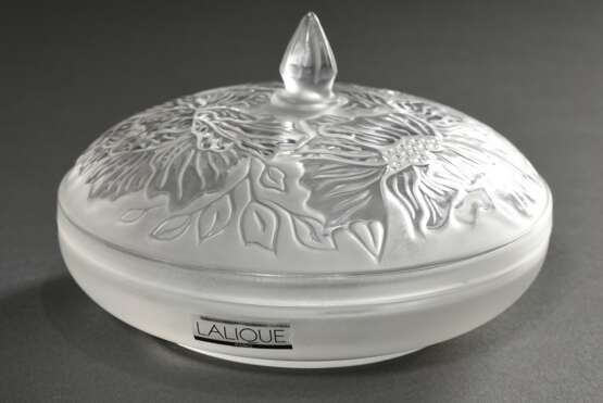 Lalique Deckelschale "Magnolia", satiniertes Glas, Boden sign., Wandung Kleber, Ø 13,5cm - Foto 1