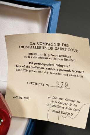 2 Diverse Saint Louis Paperweights "Muguet" (mit Zertifikat 279/450, Ø ca. 7cm) und "Bouquet dressé dans overlay rose et blanc" (mit Zertifikat 328/400, Ø ca. 5cm), in Original Boxen - фото 4