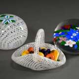 3 Diverse Saint Louis Paperweights "Früchtekorb" (6x8,7x6cm), "Bouquet de fleurs printanier" (mit Zertfikat 363/500, Sternschliff im Boden, Ø 6cm) und "Fleur à 5 pétales belus et blancs sur filig… - фото 1