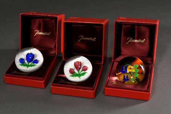 3 Diverse Baccarat Paperweights: "Crocus Rouge" (mit Zertifikat 94/150, Ø ca. 6cm), "Crocus Bleu" (mit Zertifikat 93/150, Ø ca. 6cm) und "Marienkäfer auf blauer Blume", (774 705, mit Zertifi… - Foto 3