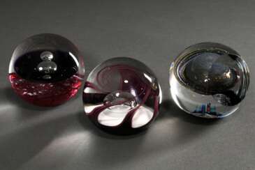 3 Diverse Peter Holmes Selkirk Glass Paperweights: &quot;Sanctury&quot; (21/350, 1981, Ø ca. 5cm), &quot;Olympus&quot; (64/350, 1981,Ø ca. 4,5cm) und &quot;Saturn&quot; (252/350, 1982, Ø ca. 4,2cm), am Boden sign./bez. u…