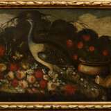 Unbekannter Künstler des frühen 18.Jh. „Stillleben mit Pfau“, Öl/Leinwand, wohl doubliert, geschnitzter Prunkrahmen (kleine Defekte), 74x106cm (m.R. 86x118cm), Altersspuren - Foto 2