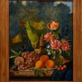 Unbekannter Künstler des 19.Jh. "Obst- und Blumenstillleben mit Elfenbein Humpen, Glasvase und Papagei", Öl/Leinwand doubliert, u.r. undeutl. sign., 46x58cm (m.R. 69x56,5cm), rest. - Foto 2