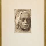 Kollwitz, Käthe (1867-1945) "Selbstbildnis" 1912, Radierung, u.r. Trockenstempel "Muenchen-22", verso Klebeetikett "Galerie Boisserée/ Köln", PM 14,2x10cm (m.R. 36,7x27,7cm) - photo 2