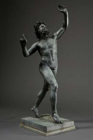 Großes Bronze Grand-Tour Souvenir "Tanzender Satyr" nach dem antiken Vorbild aus der Casa del Fauno in Pompeji, auf Podest gestempelt "Chiruzzi Naples", 19.Jh., H. 80cm, Altersspuren - photo 1