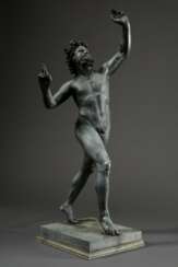 Großes Bronze Grand-Tour Souvenir &quot;Tanzender Satyr&quot; nach dem antiken Vorbild aus der Casa del Fauno in Pompeji, auf Podest gestempelt &quot;Chiruzzi Naples&quot;, 19.Jh., H. 80cm, Altersspuren