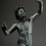 Großes Bronze Grand-Tour Souvenir "Tanzender Satyr" nach dem antiken Vorbild aus der Casa del Fauno in Pompeji, auf Podest gestempelt "Chiruzzi Naples", 19.Jh., H. 80cm, Altersspuren - photo 2